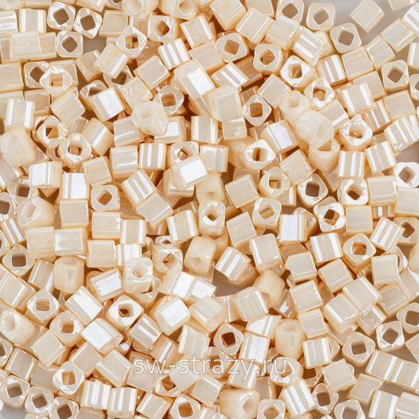Бисер Cube 1,5 mm #0123 Кремовый/перламутровый