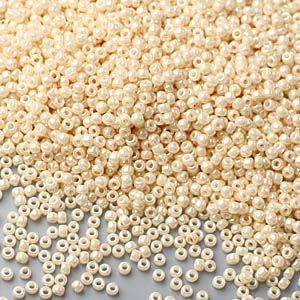 Бисер круглый 11/0 #0123 Непрозрачный глянцевый, кремовый
